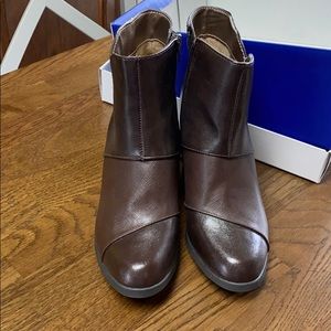 NWOT Life  Stride Anklet Boots